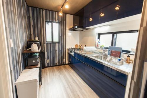 Køkken eller tekøkken på 貸切新築ヴィラ l 最大9名 l 小田原城徒歩14分 l 無料P l 箱根板橋駅徒歩9分 l Private Villa Minamicho Odawara