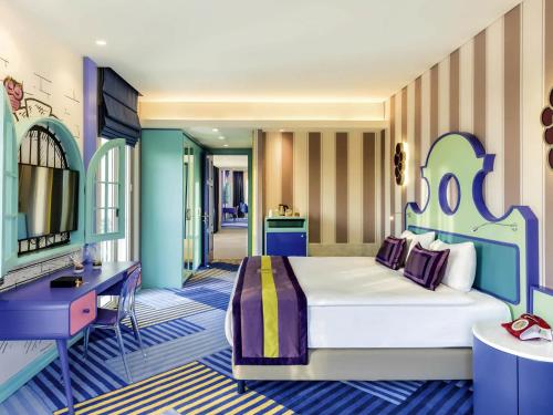 ein Schlafzimmer mit einem großen Bett und einem Schreibtisch in der Unterkunft The Land Of Legends Kingdom Hotel - All-in Concept in Belek