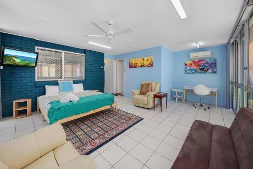 ein Schlafzimmer mit Bett und ein Wohnzimmer in der Unterkunft Periwinkle Blue - Pet Friendly, Golden Beach in Golden Beach