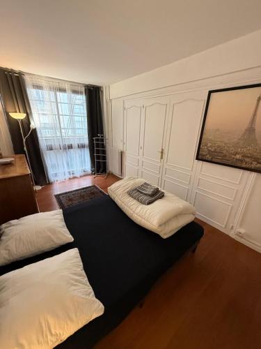 una camera da letto con due letti su un tappeto nero di Trocadero a Parigi