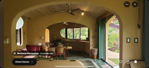 een boog in een kamer met een keuken en een tafel bij LaCusuca in Guadalajara