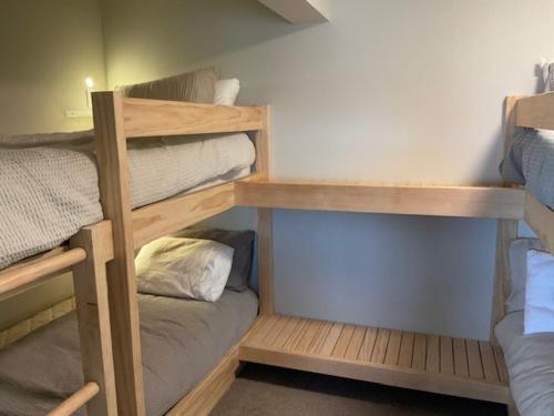 Giường trong phòng chung tại Roberts Street Central