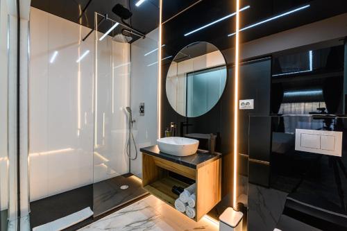 un bagno con lavandino e specchio di KOA - Street a Braşov