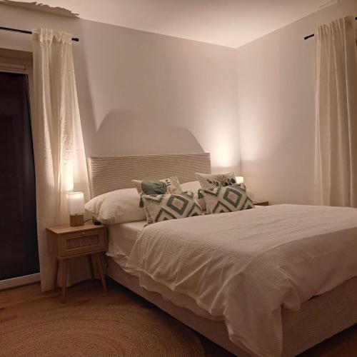 ein Schlafzimmer mit einem Bett und einem Nachttisch mit einer Lampe in der Unterkunft Jägerchalet in Uttendorf