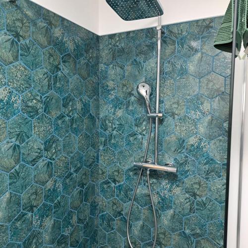ein Badezimmer mit Dusche und blauen Fliesen in der Unterkunft Jägerchalet in Uttendorf