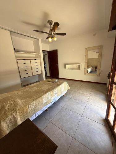 Giường trong phòng chung tại Alquiler centro Tandil