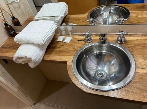 un bagno con lavandino e asciugamani su un bancone di Edificio Colina 1 a Victoria