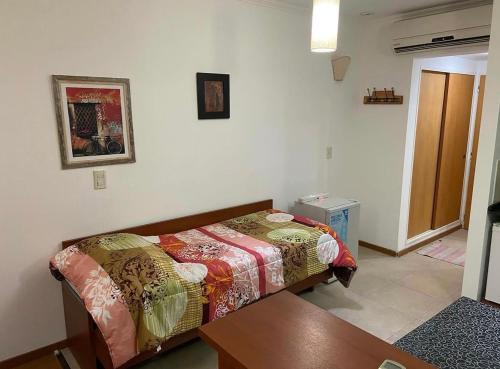 una camera da letto con un letto e un tavolo di Edificio Colina 1 a Victoria