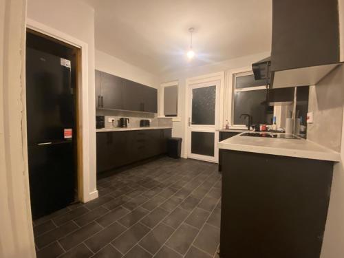 Køkken eller tekøkken på 3BR Sleeps 6 Free Parking Near Glasgow City Centre