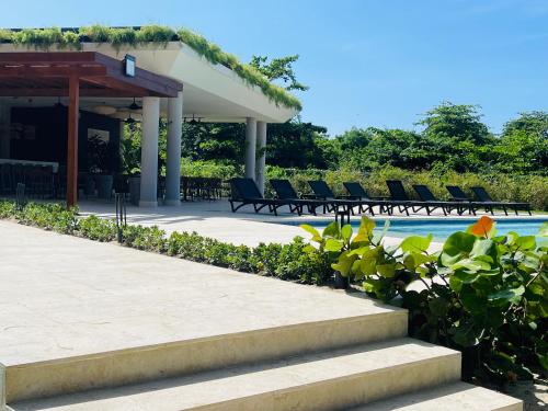 Bazén v ubytování Marien Residences 221 Garden & Partial Ocean View Condo nebo v jeho okolí