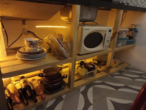 Casa clássica في ناتال: فرن ميكروويف موضوع على قمة رف