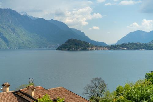 uitzicht op een groot waterlichaam met bergen bij Balcone di Noa e Stella in Menaggio
