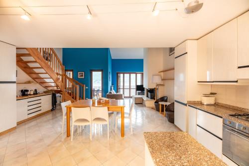 een keuken en eetkamer met een tafel en stoelen bij Balcone di Noa e Stella in Menaggio