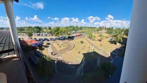 een luchtzicht op een park met een parkeerplaats bij Apart Hotel Los Angelitos in Federación
