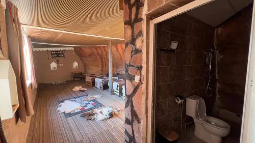 Et badeværelse på Bedouin Secret cave camp