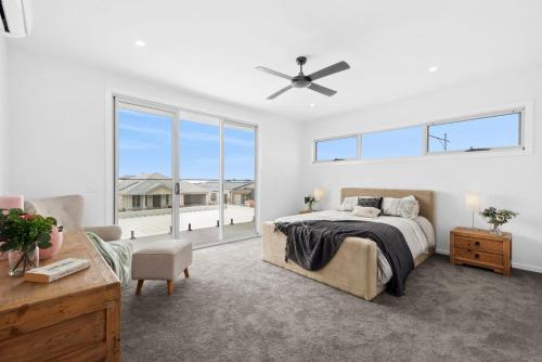 Postel nebo postele na pokoji v ubytování Beach Escape with Heated Pool and Coastal Comfort