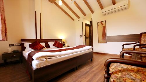 um quarto com 2 camas e almofadas vermelhas em Hotel Aiwan-e-Shahi em Nova Deli