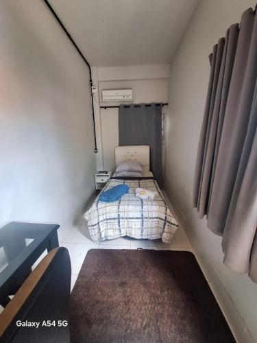 a small bedroom with a bed in a small room at CASA CONCEITO - studio panoramico, suites e quartos in São José