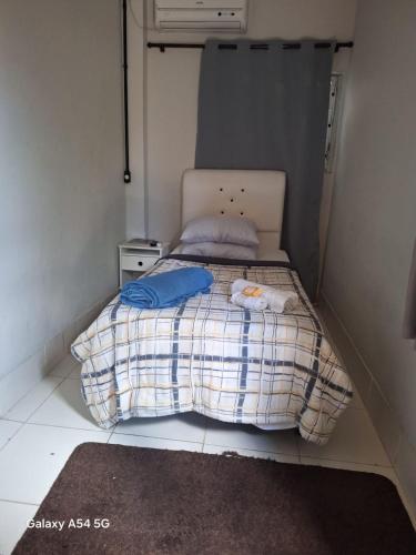 a small bedroom with a bed in a small room at CASA CONCEITO - studio panoramico, suites e quartos in São José