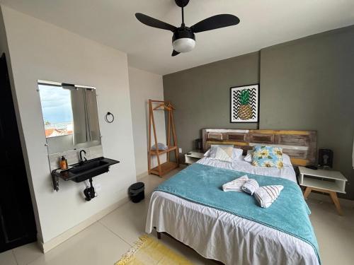 una camera da letto con un letto e un lavandino di SUITES VISTA MAR AZUL a Saquarema