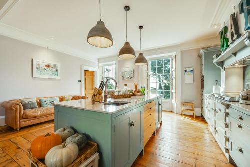 Kuchyň nebo kuchyňský kout v ubytování 5 Bed in Braunton oc-bloomf