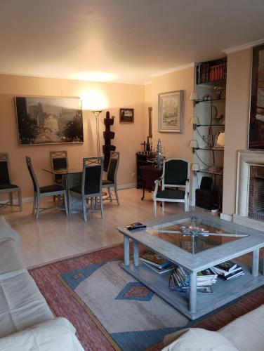 Elegancia y Comodidad en avenidas Novas Lisboa Apart 140 m2 de dos dormitorios 2 cuartos baño , 4 personas , Parking opcional