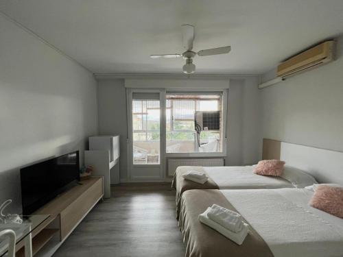 TV a/nebo společenská místnost v ubytování Pensión Luzía - Optional Auto Check-in