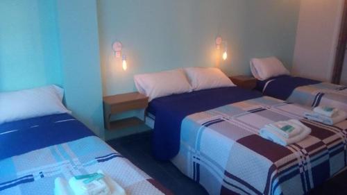 een hotelkamer met twee bedden in een kamer bij Hotel Gran Bacu in Mar de Ajó