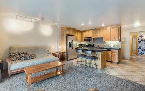 Kuchyň nebo kuchyňský kout v ubytování Rustic Pet-Friendly Second Floor Condo