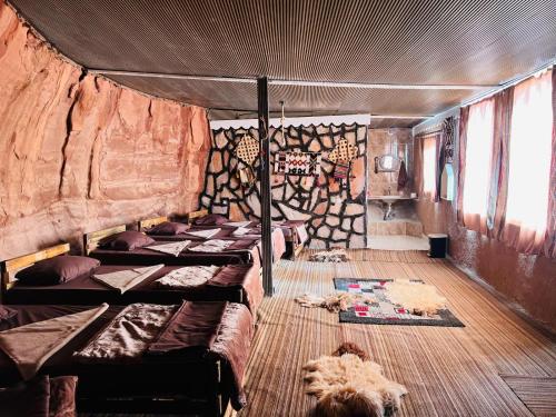 Et opholdsområde på Bedouin Secret cave camp