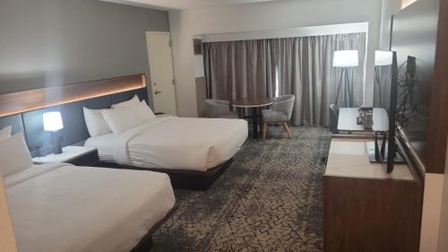 Postel nebo postele na pokoji v ubytování The Plaza Hotel Columbus at Capitol Square