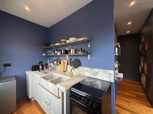 Køkken eller tekøkken på Sought After Studio Overlooking Portobello Road