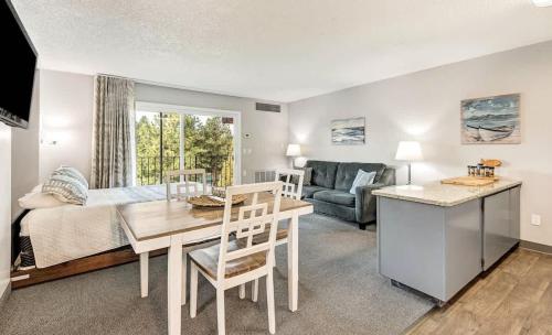eine Küche und ein Wohnzimmer mit einem Tisch und einer Couch in der Unterkunft Riverfront Condo-No Better Place in Bend in Bend