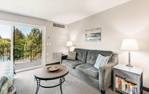 ein Wohnzimmer mit Sofa und Tisch in der Unterkunft Riverfront Condo-No Better Place in Bend in Bend