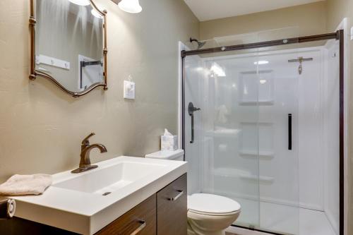 Et badeværelse på Quiet Lake Nokomis Cabin, 8 Mi to Dtwn Tomahawk!