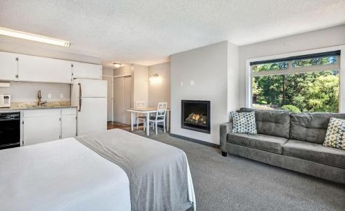 Kuchyň nebo kuchyňský kout v ubytování Downtown Corner Studio with 270-degree Riverview