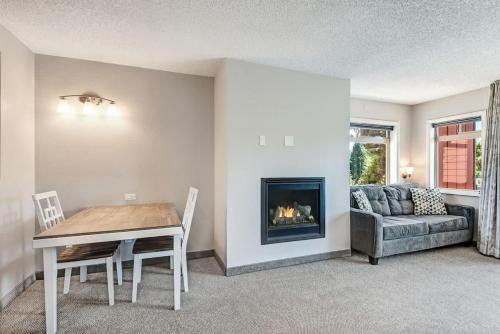 Posezení v ubytování Downtown Corner Studio with 270-degree Riverview