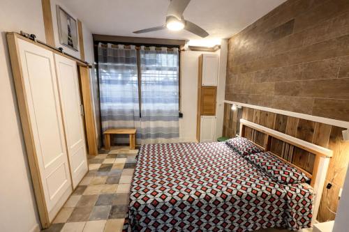 Un dormitorio con una cama y una ventana grande. en Las Caletillas vacations, 20 meters from the beach, en Santa Cruz de Tenerife