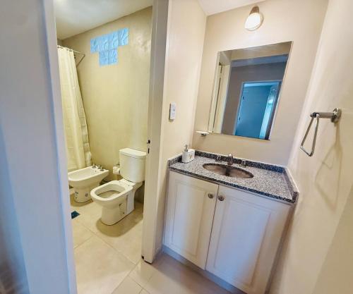 Et badeværelse på Casa Lima con pileta y jardín