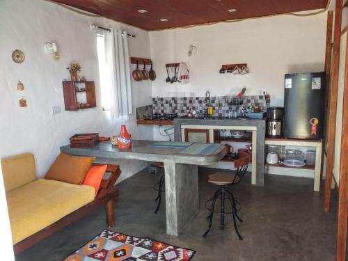 una cucina con un tavolo e un divano in una stanza di Studio Gaya a Palmeiras