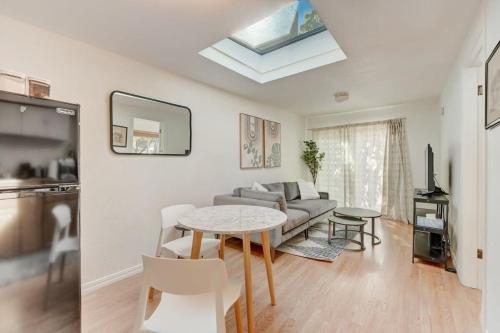 Kuchyň nebo kuchyňský kout v ubytování Marbella Lane -Cozy 1BR Studio in Palo Alto DWTN