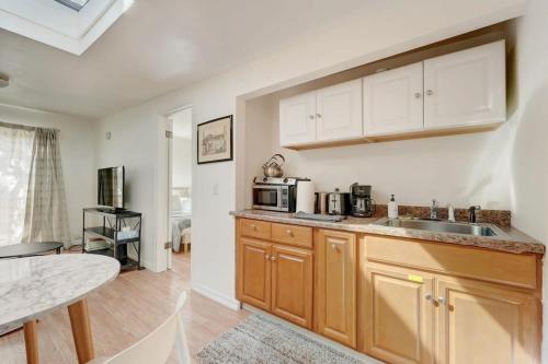 Kuchyň nebo kuchyňský kout v ubytování Marbella Lane -Cozy 1BR Studio in Palo Alto DWTN