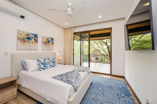 ein Schlafzimmer mit Bett und Balkon in der Unterkunft Hacienda Pinilla Vacation Rentals in Tamarindo