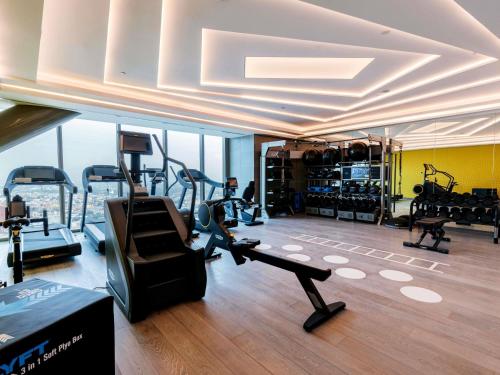 Un gimnasio con cintas de correr y equipos cardiovasculares en un edificio. en Sofitel Mexico City Reforma, en Ciudad de México