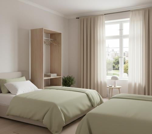 锡瓦斯Lityum S Hotel的一间带两张床和一扇窗户的白色卧室