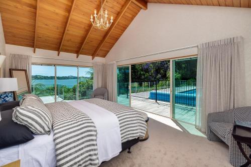 Postel nebo postele na pokoji v ubytování Kerikeri Inlet Retreat