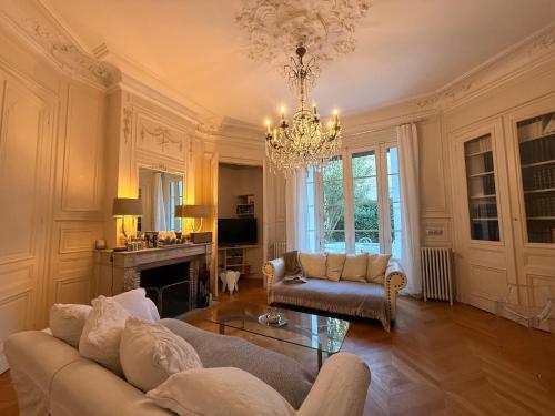 Gallery image of La villa du Consulat - Hôtel Particulier - Ascenseur - piscine - Bordeaux in Bordeaux