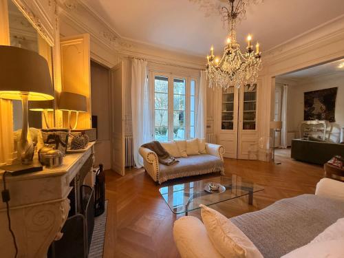 Gallery image of La villa du Consulat - Hôtel Particulier - Ascenseur - piscine - Bordeaux in Bordeaux