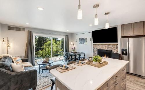 Et tv og/eller underholdning på Gorgeous Condo With River View - Pool and Hot Tub