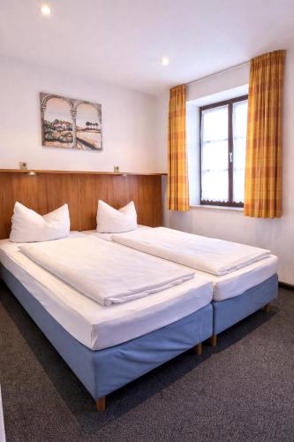 Postel nebo postele na pokoji v ubytování Hotel Haus Wendelstein München City